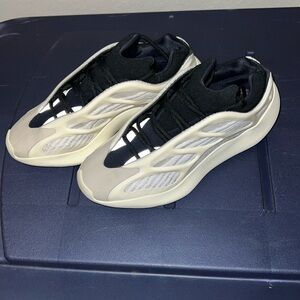 Yeezy Azael 700 V3. Size 7.5 in men’s